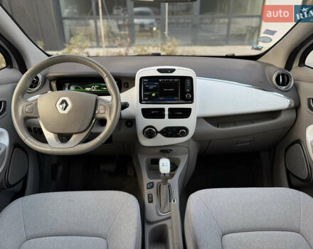 Белый Рено Зое, объемом двигателя 0 л и пробегом 75 тыс. км за 9900 $, фото 34 на Automoto.ua