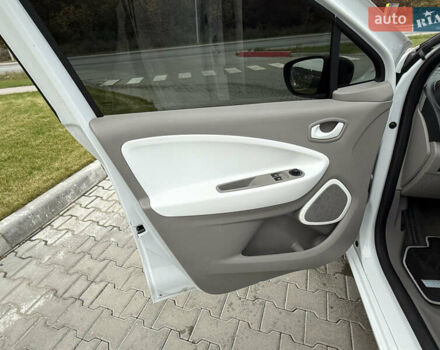 Белый Рено Зое, объемом двигателя 0 л и пробегом 11 тыс. км за 10499 $, фото 14 на Automoto.ua