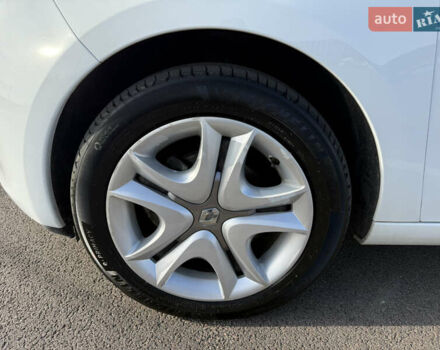 Белый Рено Зое, объемом двигателя 0 л и пробегом 112 тыс. км за 8900 $, фото 32 на Automoto.ua