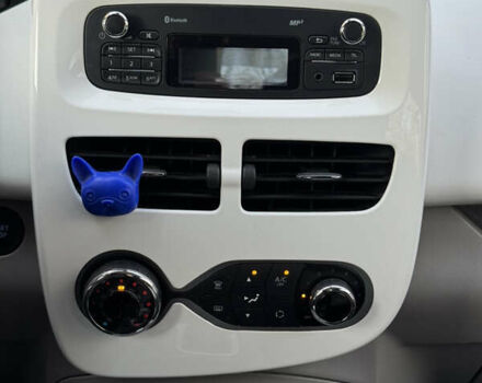 Белый Рено Зое, объемом двигателя 0 л и пробегом 55 тыс. км за 9500 $, фото 13 на Automoto.ua