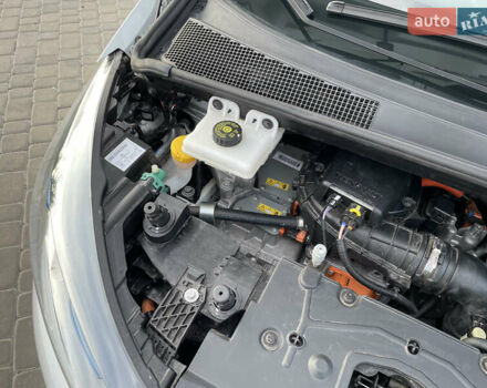 Белый Рено Зое, объемом двигателя 0 л и пробегом 84 тыс. км за 10300 $, фото 73 на Automoto.ua