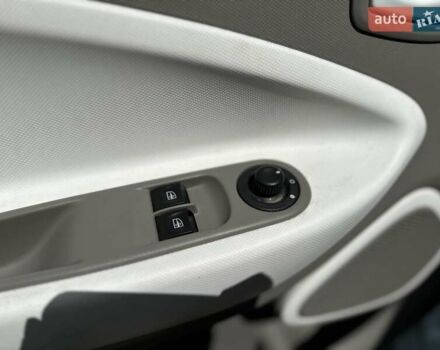 Белый Рено Зое, объемом двигателя 0 л и пробегом 59 тыс. км за 10500 $, фото 15 на Automoto.ua