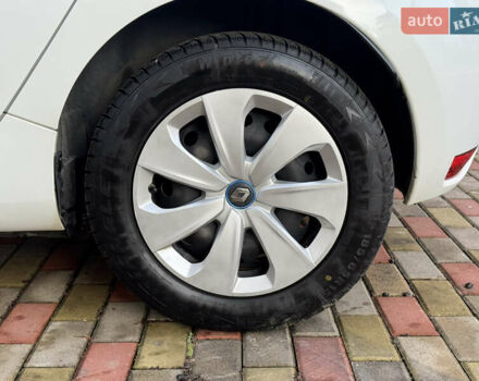 Белый Рено Зое, объемом двигателя 0 л и пробегом 55 тыс. км за 9500 $, фото 22 на Automoto.ua