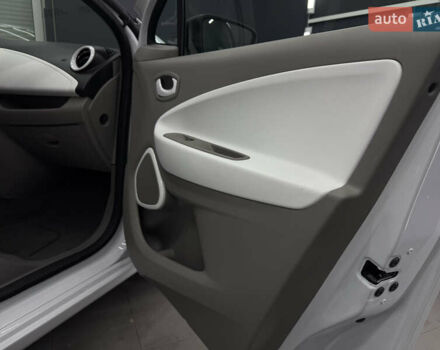 Белый Рено Зое, объемом двигателя 0 л и пробегом 53 тыс. км за 9900 $, фото 24 на Automoto.ua
