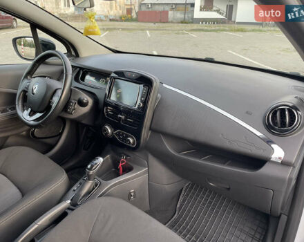 Белый Рено Зое, объемом двигателя 0 л и пробегом 84 тыс. км за 10300 $, фото 67 на Automoto.ua
