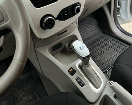 Белый Рено Зое, объемом двигателя 0 л и пробегом 140 тыс. км за 8550 $, фото 20 на Automoto.ua