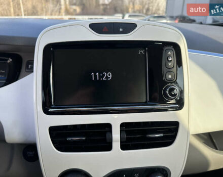 Белый Рено Зое, объемом двигателя 0 л и пробегом 27 тыс. км за 11500 $, фото 21 на Automoto.ua