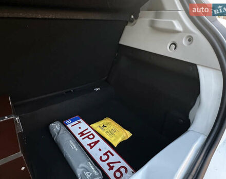 Білий Рено Зое, об'ємом двигуна 0 л та пробігом 17 тис. км за 10250 $, фото 92 на Automoto.ua