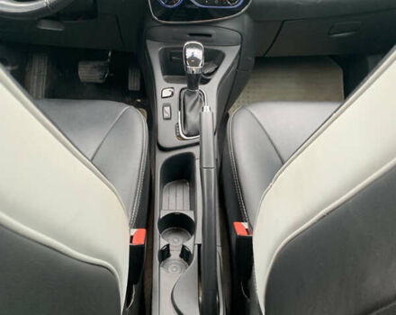 Белый Рено Зое, объемом двигателя 0 л и пробегом 159 тыс. км за 9200 $, фото 23 на Automoto.ua