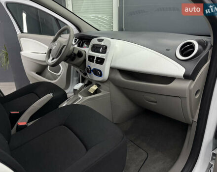 Белый Рено Зое, объемом двигателя 0 л и пробегом 53 тыс. км за 9900 $, фото 4 на Automoto.ua