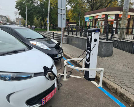 Белый Рено Зое, объемом двигателя 0 л и пробегом 113 тыс. км за 10000 $, фото 3 на Automoto.ua