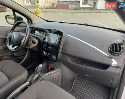 Белый Рено Зое, объемом двигателя 0 л и пробегом 84 тыс. км за 10200 $, фото 58 на Automoto.ua