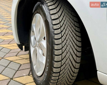 Белый Рено Зое, объемом двигателя 0 л и пробегом 38 тыс. км за 10200 $, фото 11 на Automoto.ua