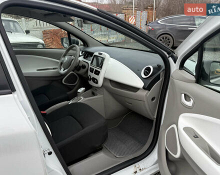 Білий Рено Зое, об'ємом двигуна 0 л та пробігом 46 тис. км за 10500 $, фото 6 на Automoto.ua