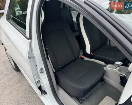 Білий Рено Зое, об'ємом двигуна 0 л та пробігом 60 тис. км за 10190 $, фото 20 на Automoto.ua