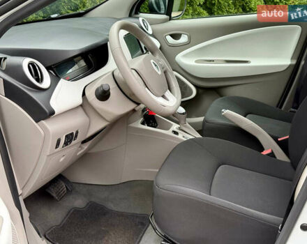 Белый Рено Зое, объемом двигателя 0 л и пробегом 38 тыс. км за 10200 $, фото 14 на Automoto.ua