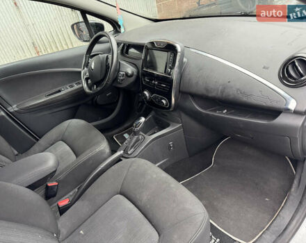 Белый Рено Зое, объемом двигателя 0 л и пробегом 150 тыс. км за 7550 $, фото 4 на Automoto.ua