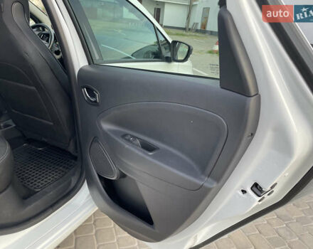 Белый Рено Зое, объемом двигателя 0 л и пробегом 84 тыс. км за 10300 $, фото 62 на Automoto.ua