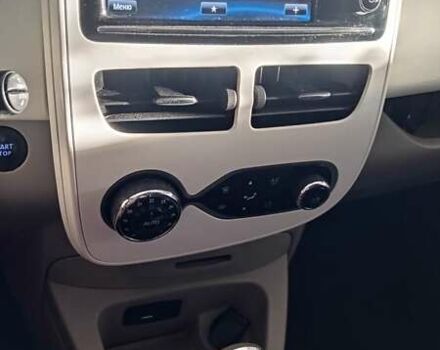 Білий Рено Зое, об'ємом двигуна 0 л та пробігом 80 тис. км за 8300 $, фото 7 на Automoto.ua