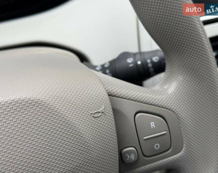 Белый Рено Зое, объемом двигателя 0 л и пробегом 38 тыс. км за 10200 $, фото 22 на Automoto.ua