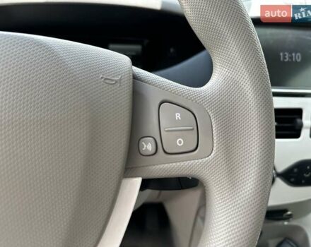 Белый Рено Зое, объемом двигателя 0 л и пробегом 59 тыс. км за 10500 $, фото 21 на Automoto.ua