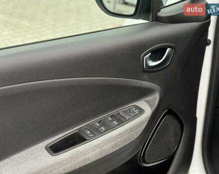 Білий Рено Зое, об'ємом двигуна 0 л та пробігом 64 тис. км за 12499 $, фото 9 на Automoto.ua