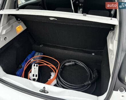 Белый Рено Зое, объемом двигателя 0 л и пробегом 68 тыс. км за 11499 $, фото 37 на Automoto.ua