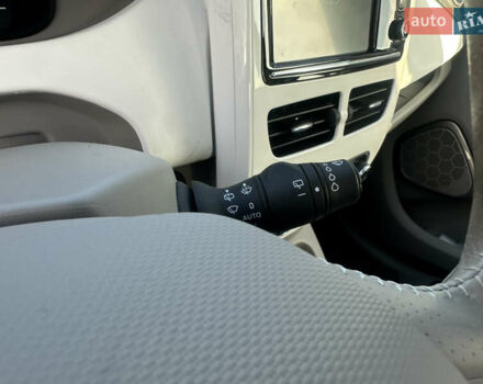 Белый Рено Зое, объемом двигателя 0 л и пробегом 27 тыс. км за 11500 $, фото 17 на Automoto.ua