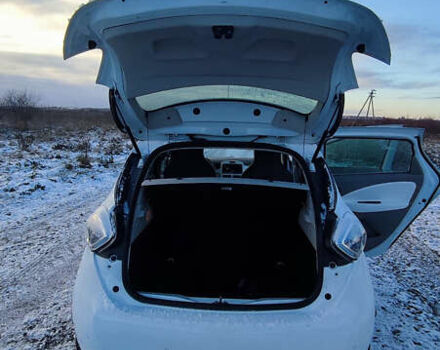 Белый Рено Зое, объемом двигателя 0 л и пробегом 66 тыс. км за 10200 $, фото 10 на Automoto.ua