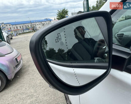 Белый Рено Зое, объемом двигателя 0 л и пробегом 140 тыс. км за 12000 $, фото 19 на Automoto.ua
