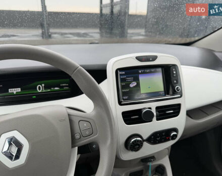 Белый Рено Зое, объемом двигателя 0 л и пробегом 40 тыс. км за 9999 $, фото 31 на Automoto.ua