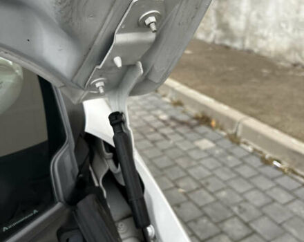 Білий Рено Зое, об'ємом двигуна 0 л та пробігом 109 тис. км за 8900 $, фото 49 на Automoto.ua