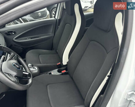 Белый Рено Зое, объемом двигателя 0 л и пробегом 68 тыс. км за 11499 $, фото 17 на Automoto.ua
