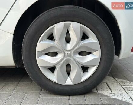 Белый Рено Зое, объемом двигателя 0 л и пробегом 59 тыс. км за 10500 $, фото 6 на Automoto.ua