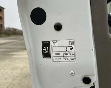 Белый Рено Зое, объемом двигателя 0 л и пробегом 140 тыс. км за 8550 $, фото 22 на Automoto.ua