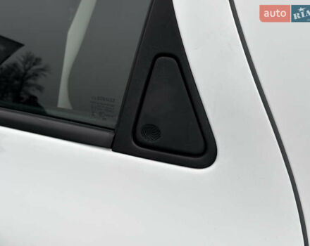 Белый Рено Зое, объемом двигателя 0 л и пробегом 68 тыс. км за 11499 $, фото 30 на Automoto.ua