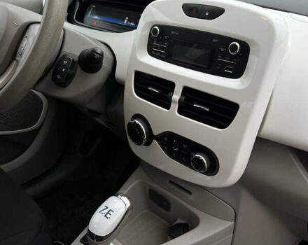 Белый Рено Зое, объемом двигателя 0 л и пробегом 140 тыс. км за 8550 $, фото 11 на Automoto.ua