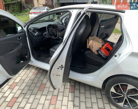 Белый Рено Зое, объемом двигателя 0 л и пробегом 173 тыс. км за 9500 $, фото 5 на Automoto.ua