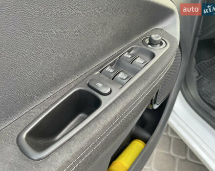Белый Рено Зое, объемом двигателя 0 л и пробегом 84 тыс. км за 10300 $, фото 42 на Automoto.ua