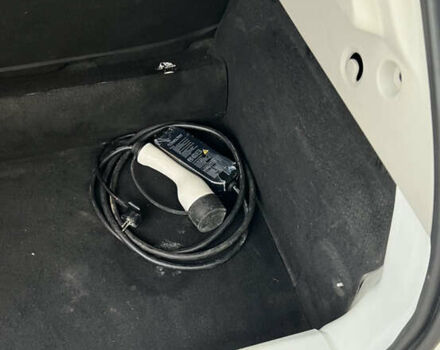 Білий Рено Зое, об'ємом двигуна 0 л та пробігом 109 тис. км за 8900 $, фото 31 на Automoto.ua