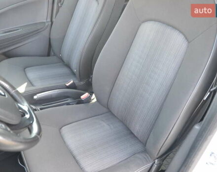 Білий Рено Зое, об'ємом двигуна 0 л та пробігом 80 тис. км за 9500 $, фото 34 на Automoto.ua