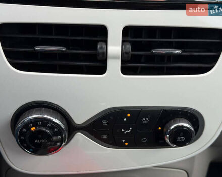 Белый Рено Зое, объемом двигателя 0 л и пробегом 38 тыс. км за 10200 $, фото 24 на Automoto.ua