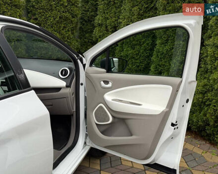 Белый Рено Зое, объемом двигателя 0 л и пробегом 38 тыс. км за 10200 $, фото 17 на Automoto.ua