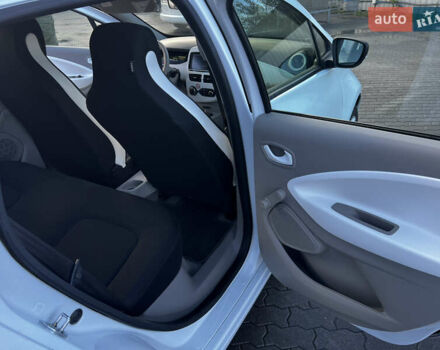 Белый Рено Зое, объемом двигателя 0 л и пробегом 84 тыс. км за 9700 $, фото 8 на Automoto.ua