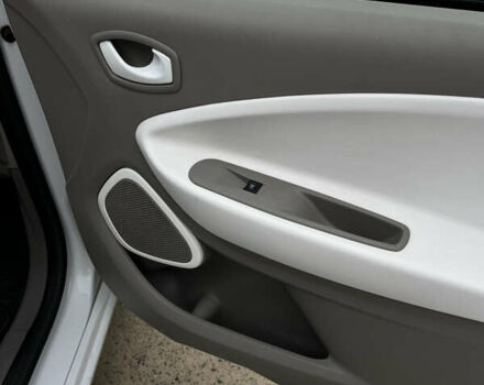 Белый Рено Зое, объемом двигателя 0 л и пробегом 140 тыс. км за 8550 $, фото 13 на Automoto.ua