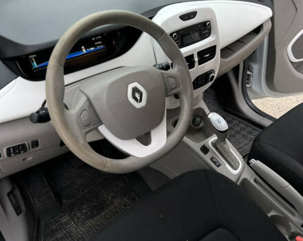Белый Рено Зое, объемом двигателя 0 л и пробегом 140 тыс. км за 8550 $, фото 17 на Automoto.ua