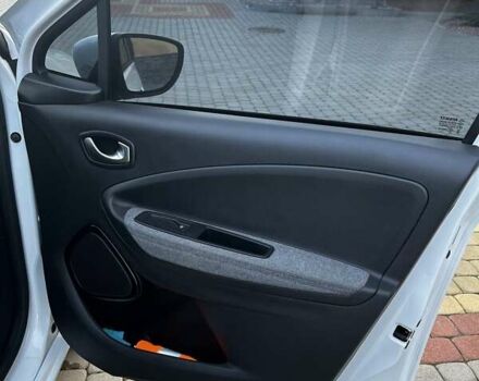 Білий Рено Зое, об'ємом двигуна 0 л та пробігом 70 тис. км за 12000 $, фото 13 на Automoto.ua