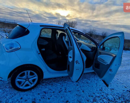 Белый Рено Зое, объемом двигателя 0 л и пробегом 66 тыс. км за 10200 $, фото 2 на Automoto.ua