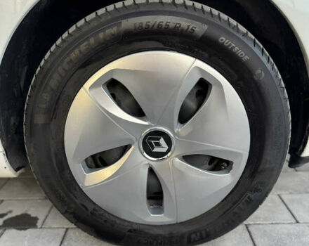 Белый Рено Зое, объемом двигателя 0 л и пробегом 67 тыс. км за 9500 $, фото 30 на Automoto.ua