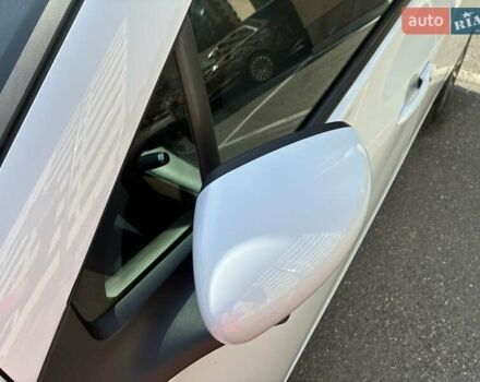 Белый Рено Зое, объемом двигателя 0 л и пробегом 94 тыс. км за 13300 $, фото 42 на Automoto.ua